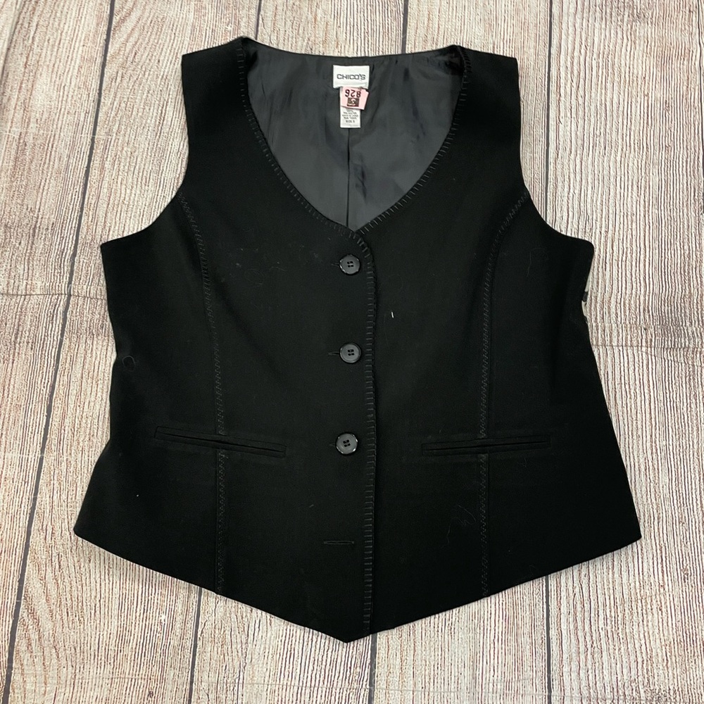 😍 Chicos’s Black with Khaki floral Print on back buttons up front Size Large
